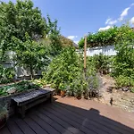 Chic Semi-Detached House With A Private Garden, Se