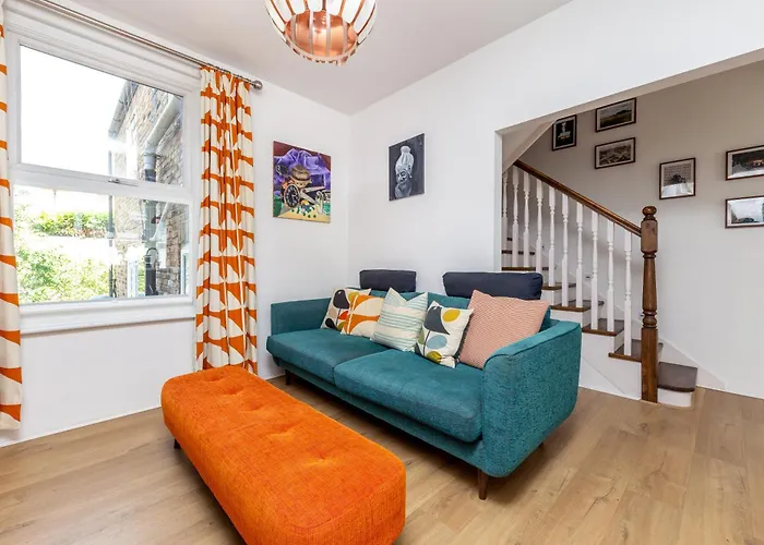 Chic Semi-Detached House With A Private Garden, Se