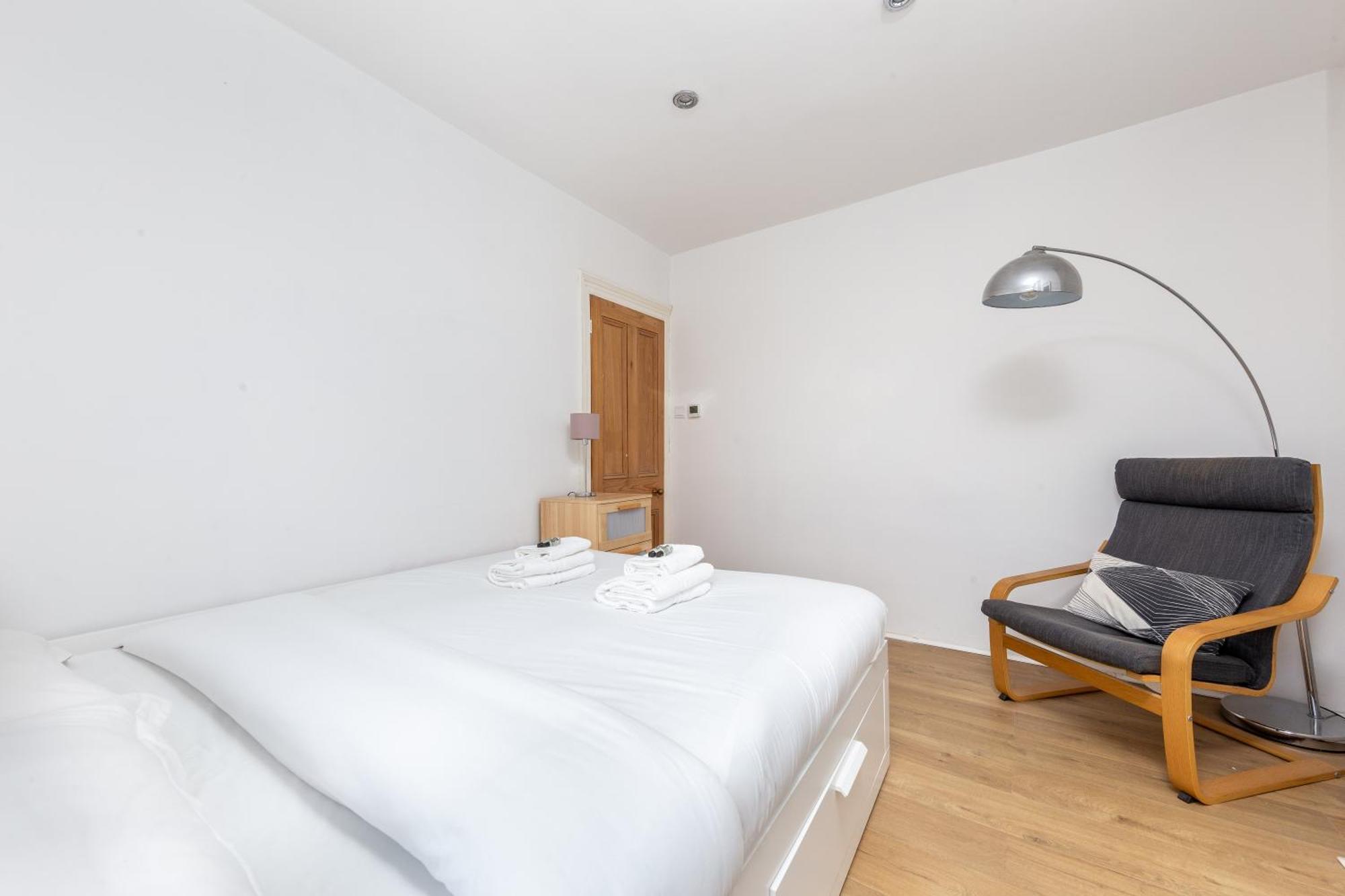 Chic Semi-detached House With A Private Garden, Se Casa vacanze