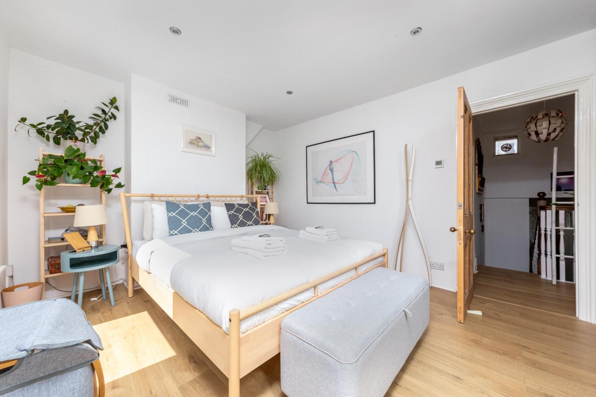 Chic Semi-detached House With A Private Garden, Se