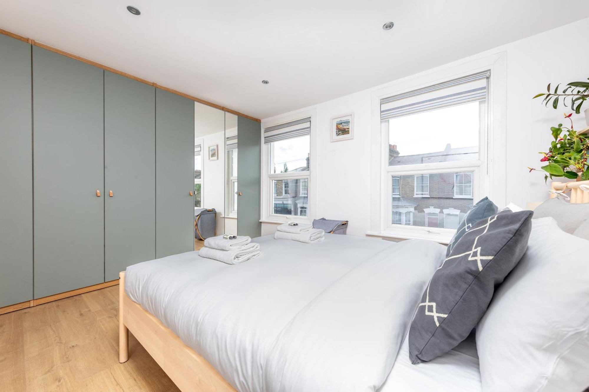 Chic Semi-detached House With A Private Garden, Se Ferienhaus *
